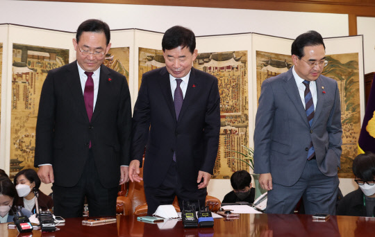 주호영(왼쪽부터) 국민의힘 원내대표, 김진표 국회의장, 박홍근 더불어민주당 원내대표가 지난 12월8일 오전 서울 여의도 국회 본관 의장집무실에서 열린 국회의장 주재 교섭단체 원내대표 회동에서 기념촬영을 마치고 자리로 향하고 있다.<연합뉴스>